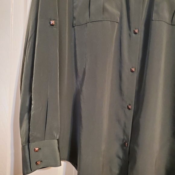 Rock & Republic Co. Button down top - Picture 2 of 8